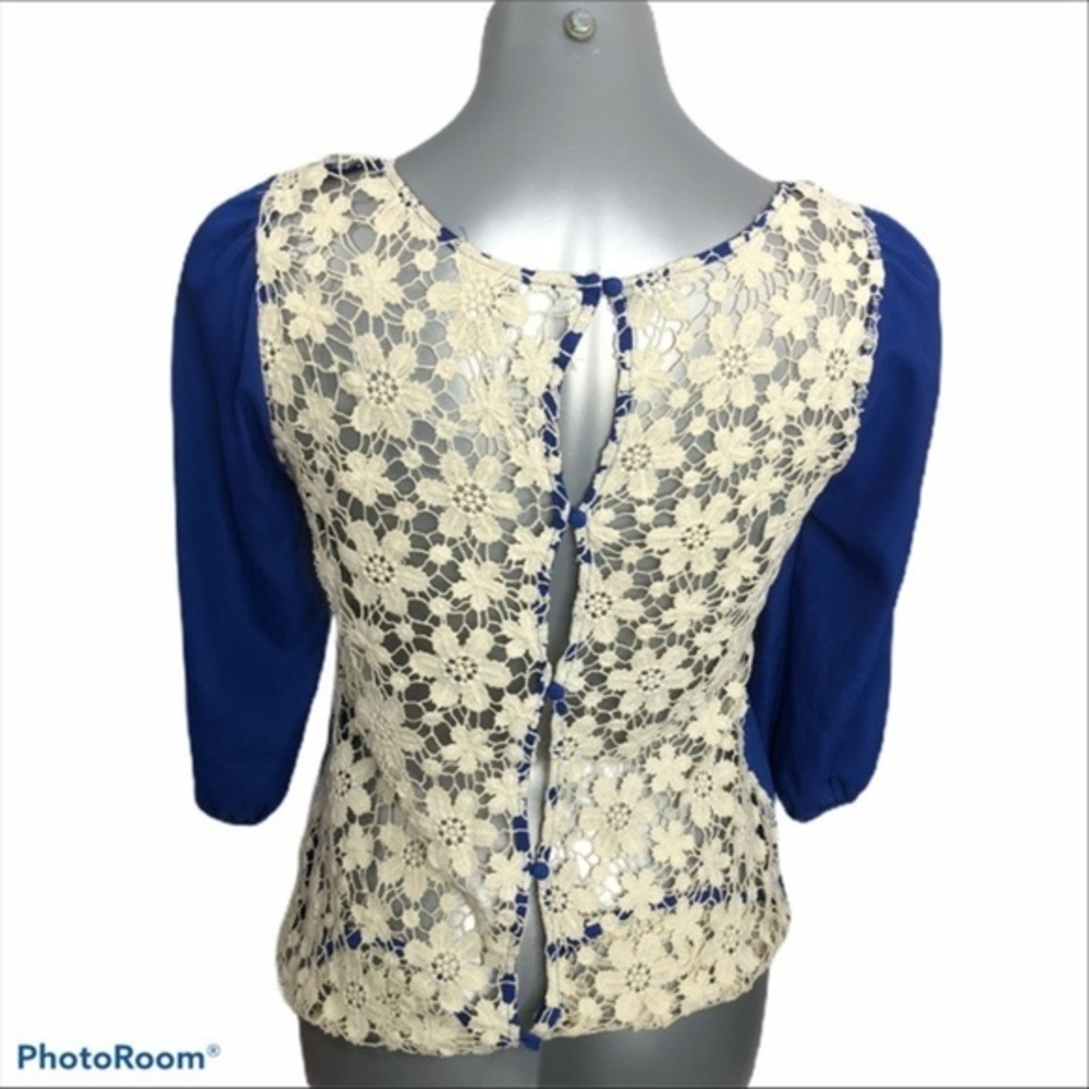 💥💥 SALE! 5 / $25 💥💥
Jennifer Lopez blue blouse